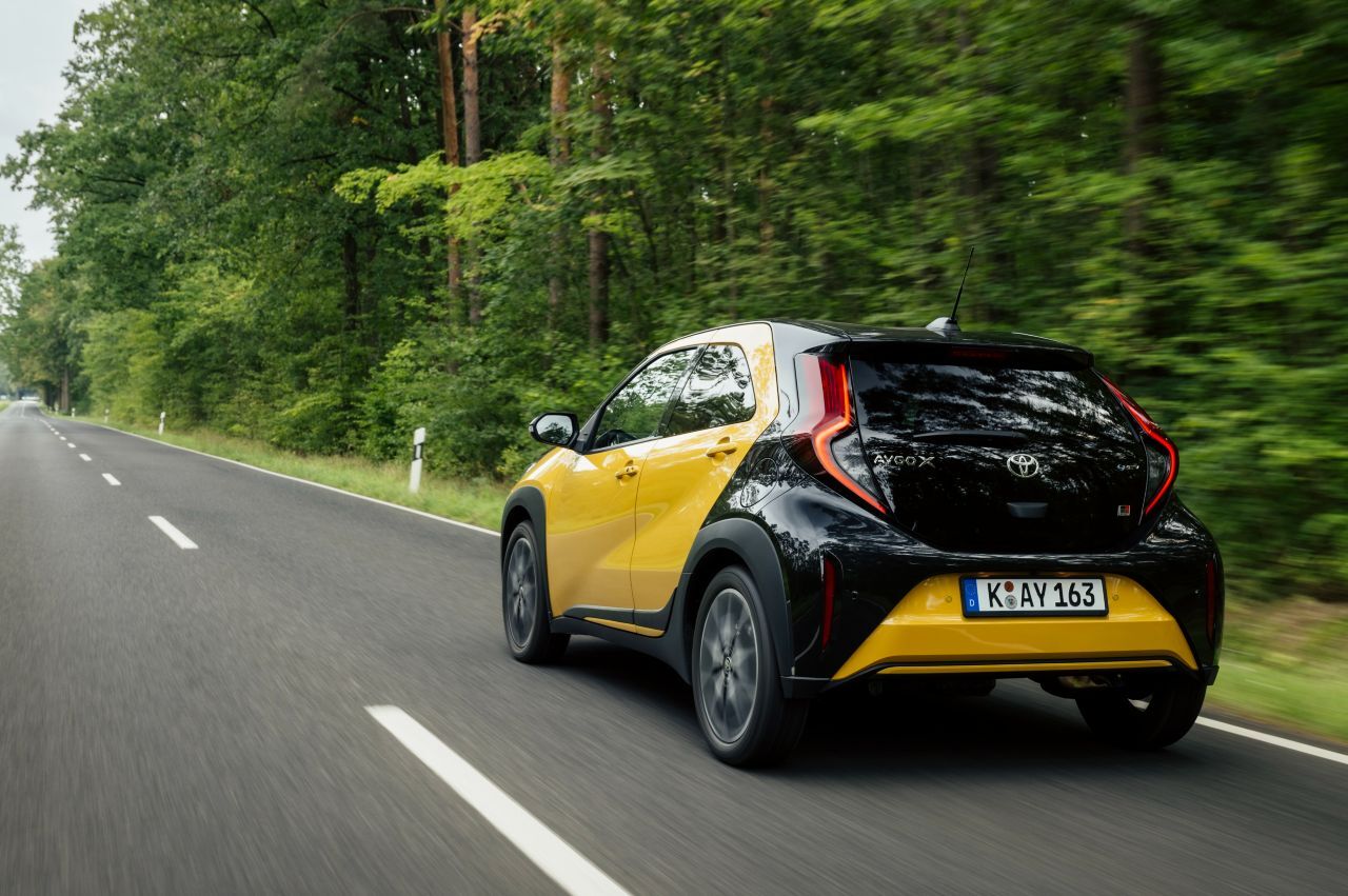 Erstmals bietet Toyota in Europa Hybridantrieb auch auf unter vier Metern Länge an.