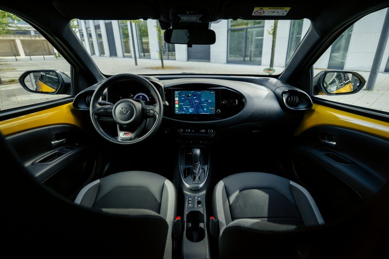 Es gibt geräumigere Autos, aber zu zweit auf den beiden Vordersitzen ist alles gut, man kommt einander nicht in die Quere.