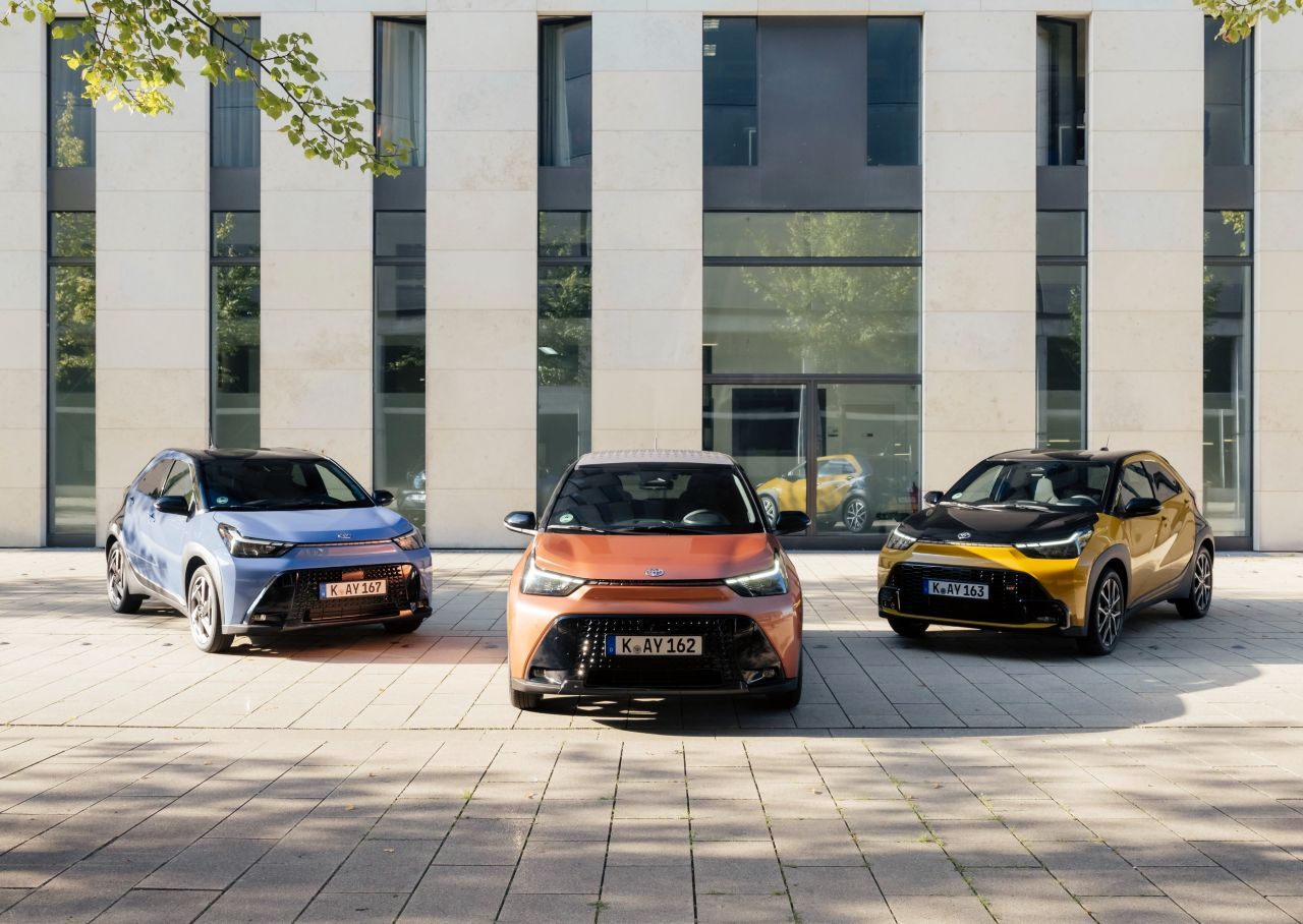 Fazit von Motorprofis-Tester Peter Pisecker: „Der Aygo X ist heute ein schicker Designermini mit erhöhter Sitzposition. Mit dem GR Sport und flotten Lackierungen kommen beim Facelift neue Styling-Highlights dazu. Zugleich legt der Aygo X sieben Zentimeter zu, die er im Parkplatzkampf verliert, König bleibt er in dieser Disziplin dennoch. Statt dem Benzinmotor ist künftig der Hybridantriebsstrang mit 116 PS am Werk, was eine spritzigere Fahrt bedeutet.