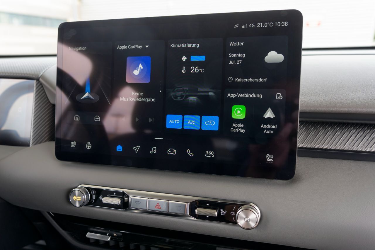 Der 12,8-Zoll-Touchscreen ist serienmäßig an Bord.