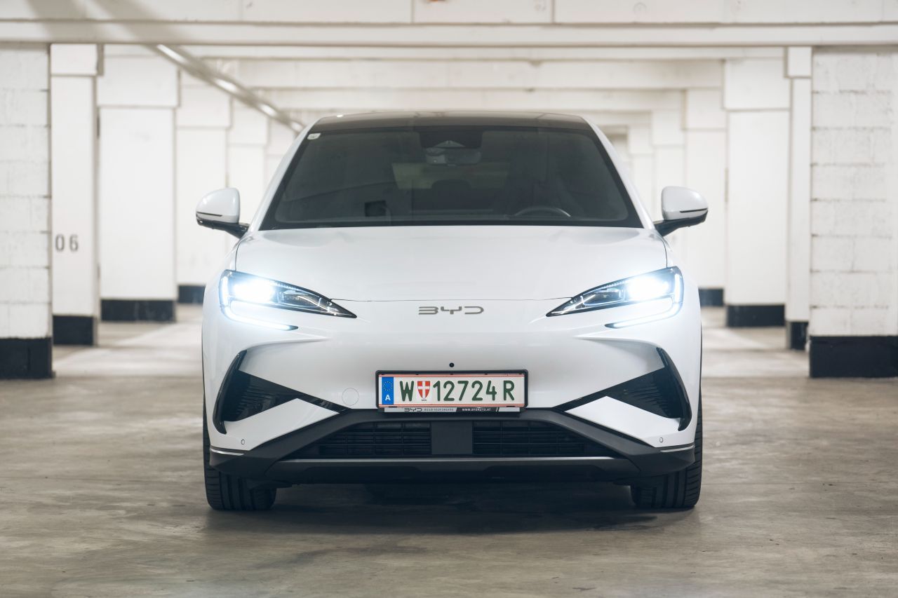 Schnittiges BYD-Gesicht: Den ehemaligen Audi- und Alfa-Designer Wolfgang Egger zu verpflichten, war ein schlauer Schachzug von BYD.