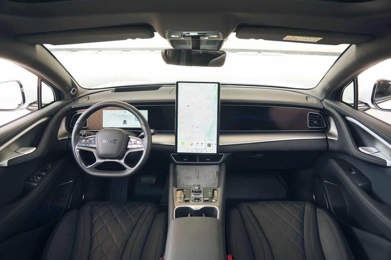 Designanspruch auch im Cockpit – vor allem das Wellen-Layout an den Flanken setzt neue Akzente.