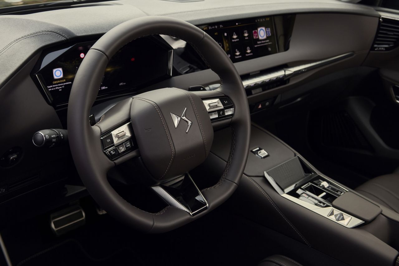 In der Nappaleder-Version ist auch das Lenkrad von der feinsten Sorte. Der Fahrer hat ein neues 10,25-Zoll-Infodisplay vor sich.