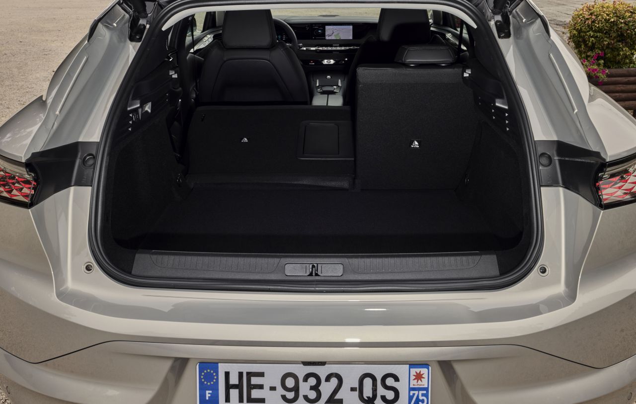 Es gibt eine Ladadekante, aber das Kofferraumvolumen von 430 Litern für die Hybrid-Variante liegt über dem Klassenschnitt der Premium-Hatchbacks.