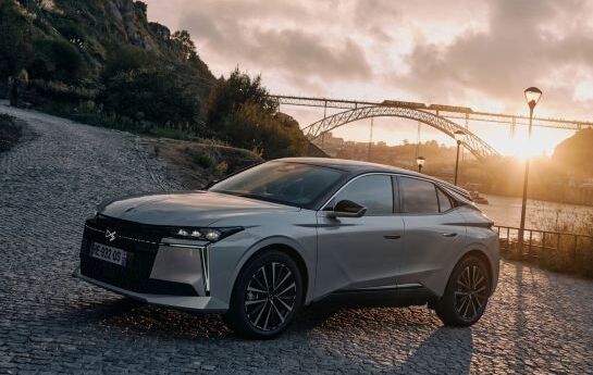 In der Kompaktklasse hebt sich der DS N°4 mit anspruchsvoller Optik und luxuriösen Materialien ab. Das hochsolide Fahrgefühl ist den Hatchbacks der deutschen Premiummarken ähnlich. - Für alle, die lieber  in Paris einkaufen