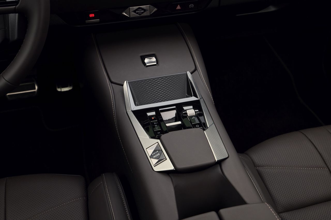 Automatik-Wahlhebel, Lautstärken-Drehrad und Drive-Mode-Taste.