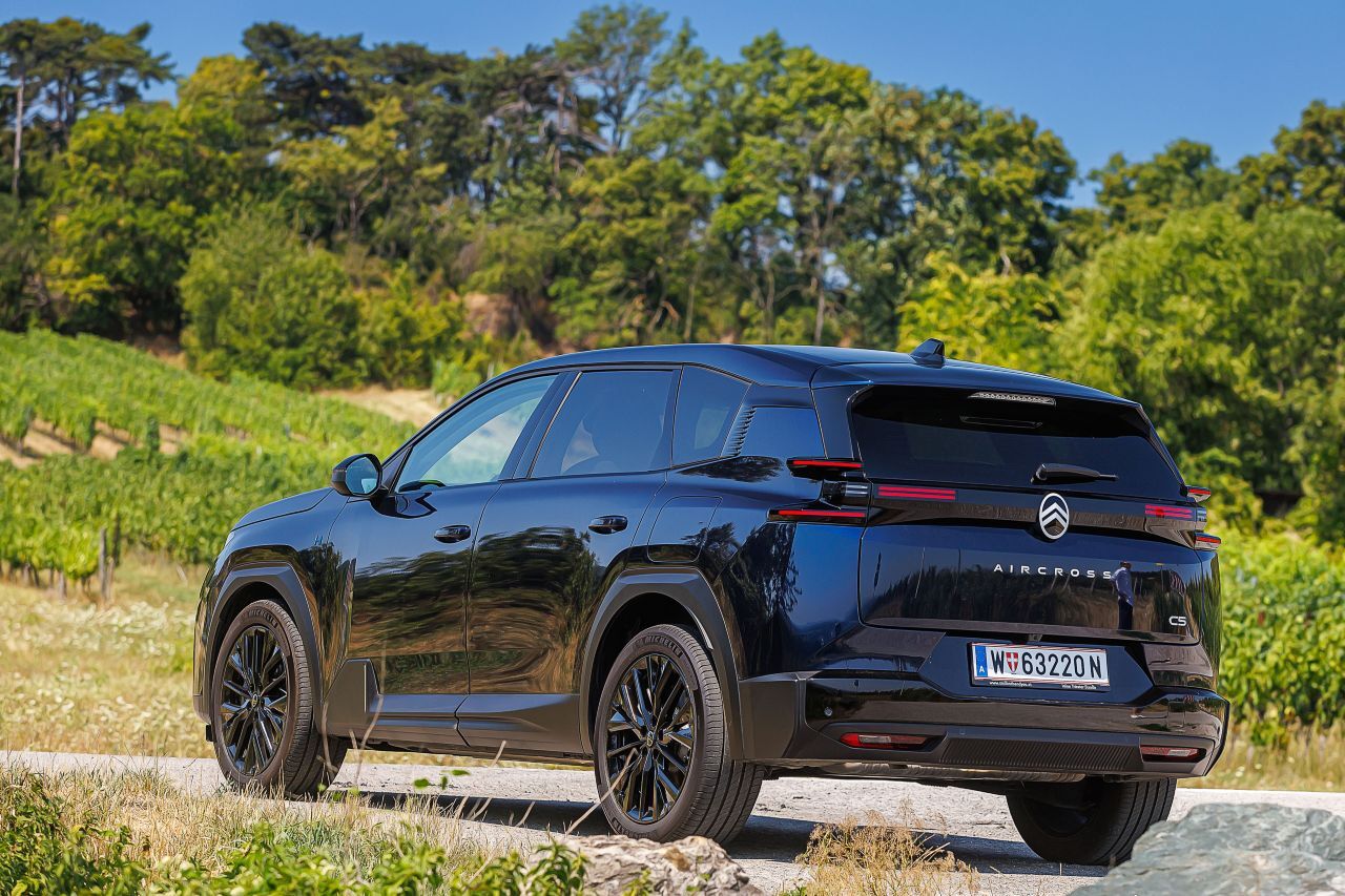 Fazit von Motorprofis-Tester Fabian Steiner: „Sympahtisches Oversized-Kompakt-SUV: Der 4,65 Meter lange damit zum geräumigen Familienauto gewachsene C5 Aircross hebt sich mit schnittigem Look und softer Grundabstimmung ab. Sportler werden nicht adressiert, sondern komfortorientierte Fahrer, die gemütlich gleiten wollen. Sehr überzeugender Plug-in-Hybridantrieb.