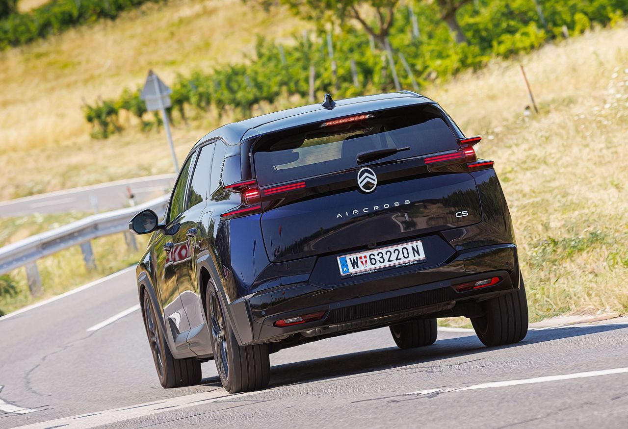 Ein betont flauschiges Auto: Der C5 Aircross postioniert sich mit leichtgängiger Lenkung und soft ansprechendem Fahrwerk klar komfortorientiert.