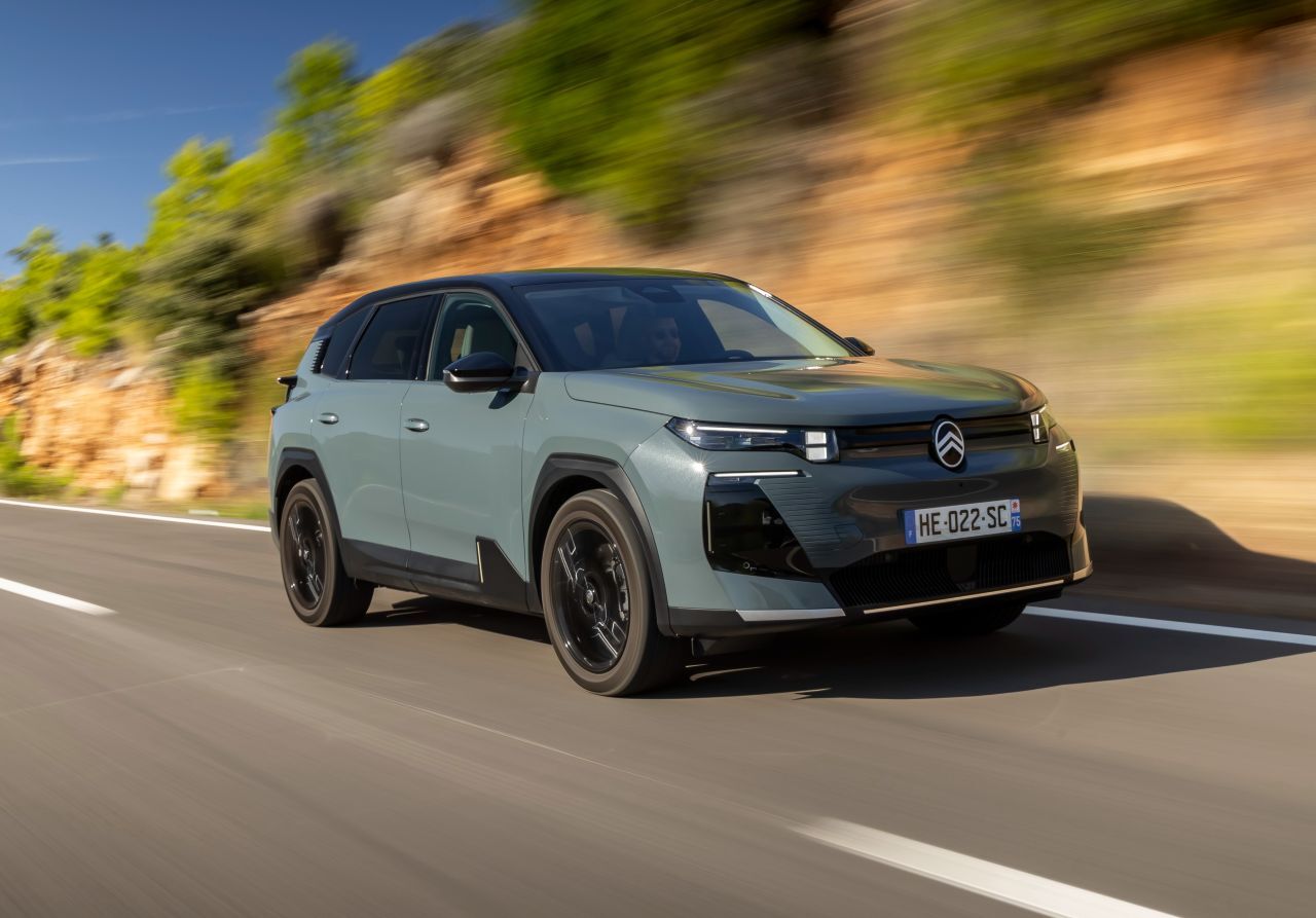 Fazit von Motorprofis-Tester Fabian Steiner: „De C5 Aircross legt alles etwas größer an – vom großzügigen Passagier- und Kofferraum über die Multimediatechnik mit Wasserfall-Touchscreen bis zur Antriebspalette mit Hybrid, Plug-in-Hybrid und Elektro. Beim Preis dreht Citroën aber zurück. Das ergibt eine starke SUV-Ansage, denn der C5 Aircross hat nicht nur einen schnittigen Look, sondern setzt die Familie auch in eine sympathische Couchlandschaft und lässt sie komfortabel gleiten.