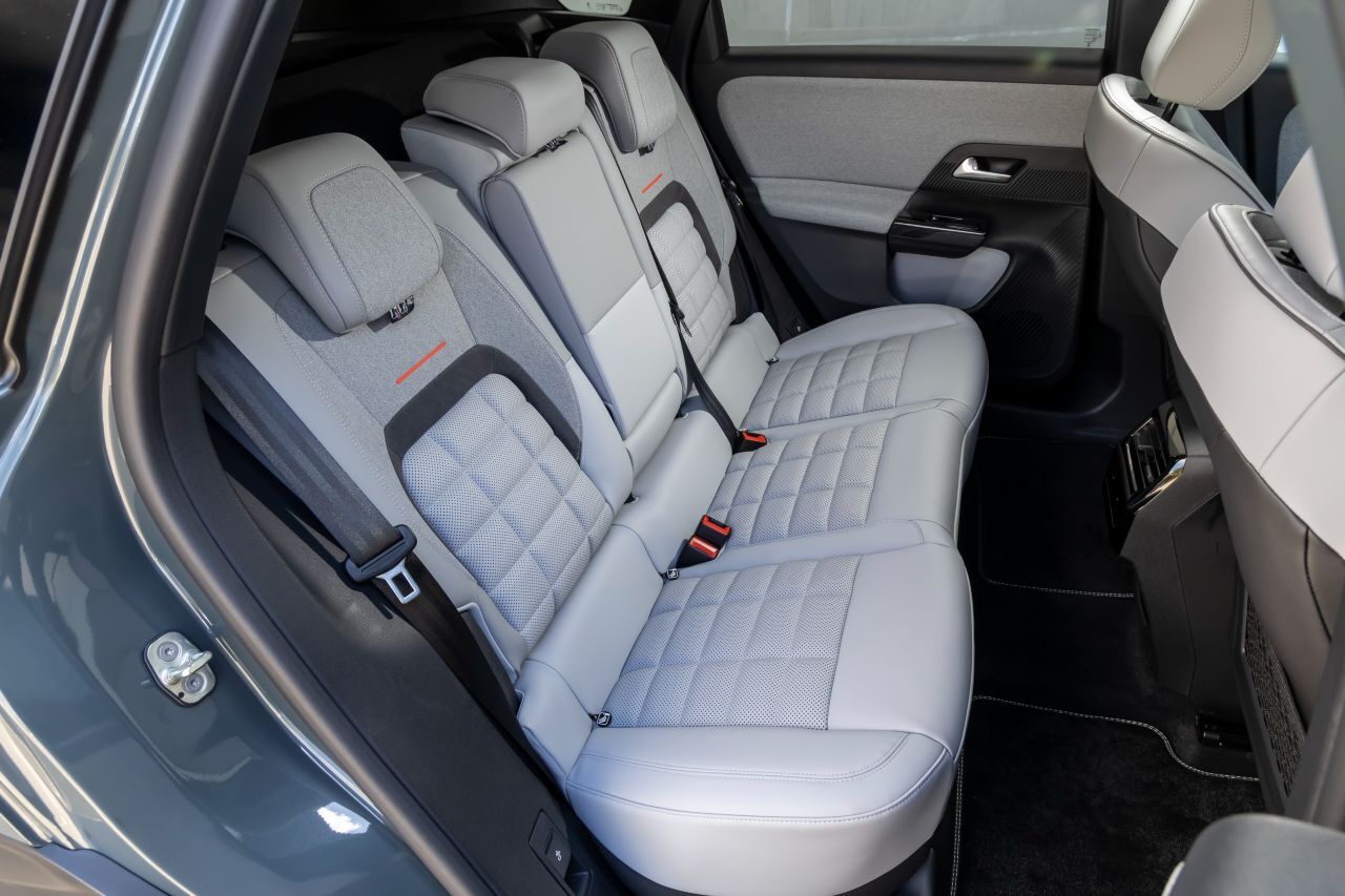 Mehr Fond-Beinfreiheit auf den Advanced Comfort-Sitze mit schönem Steppmuster, die durch ihre zusätzlichen Schaumstoff-Elemente gemütlich sind.