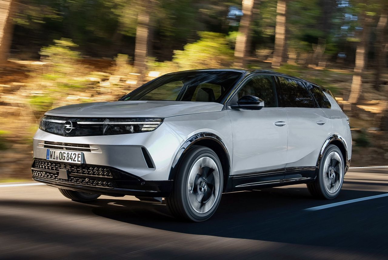 Im neue Grandland hat Opel eine Batterie mit 520 Kilometern Reichweite und eine mit fast 700 Kilometern, zudem eine Variante mit Allrad und über 300 PS.
