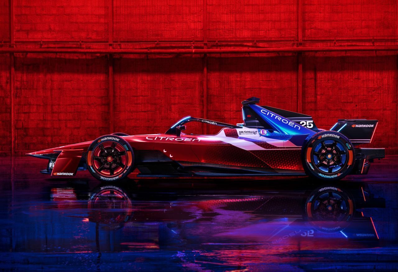 Beschleunigt in nur 1,86 Sekunden von 0 auf 100 km/h und erreicht 320 km/h Topspeed – der schnellste Elektro-Einsitzer der FIA-Geschichte.