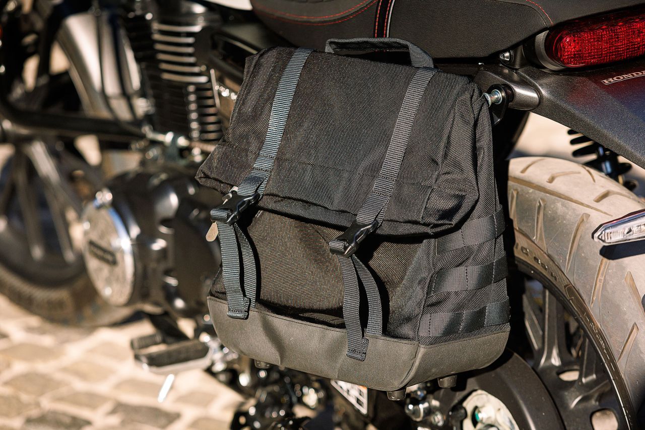 Satteltaschen aus robustem Nylonstoff, die linke mit 14 Liter, die rechte …