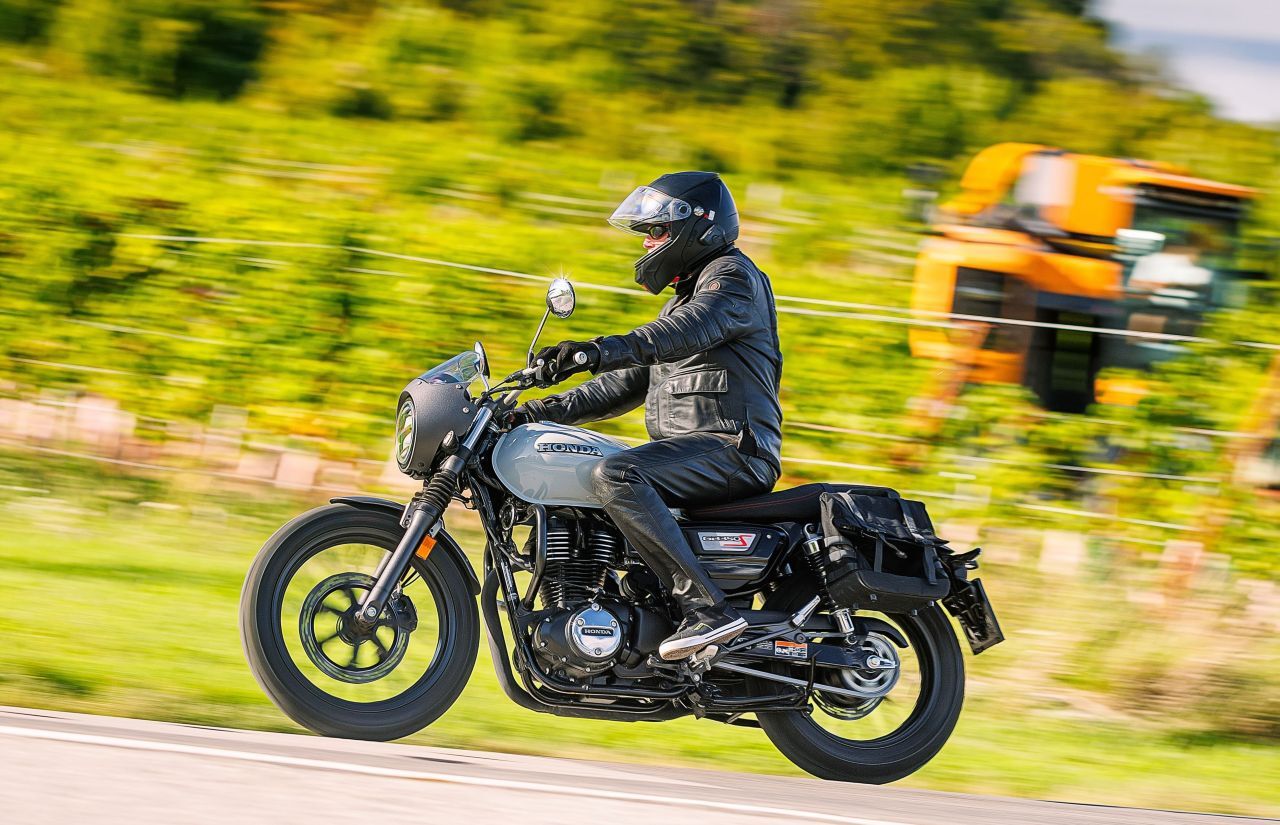 Fazit von Motorprofis-Tester Peter Pisecker: „Kleines, aber nicht zu kleines Einzylinder-Motorrad für den unkomplizierten alltäglichen Gebrauch, das gut aussieht, ausreichend Kraft hat, Spaß macht und durch all diese Eigenschaften speziell für Einsteiger optimal geeignet ist. Und das typische Geräusch des Einzylindermotors lernt man mit der Zeit zu lieben.