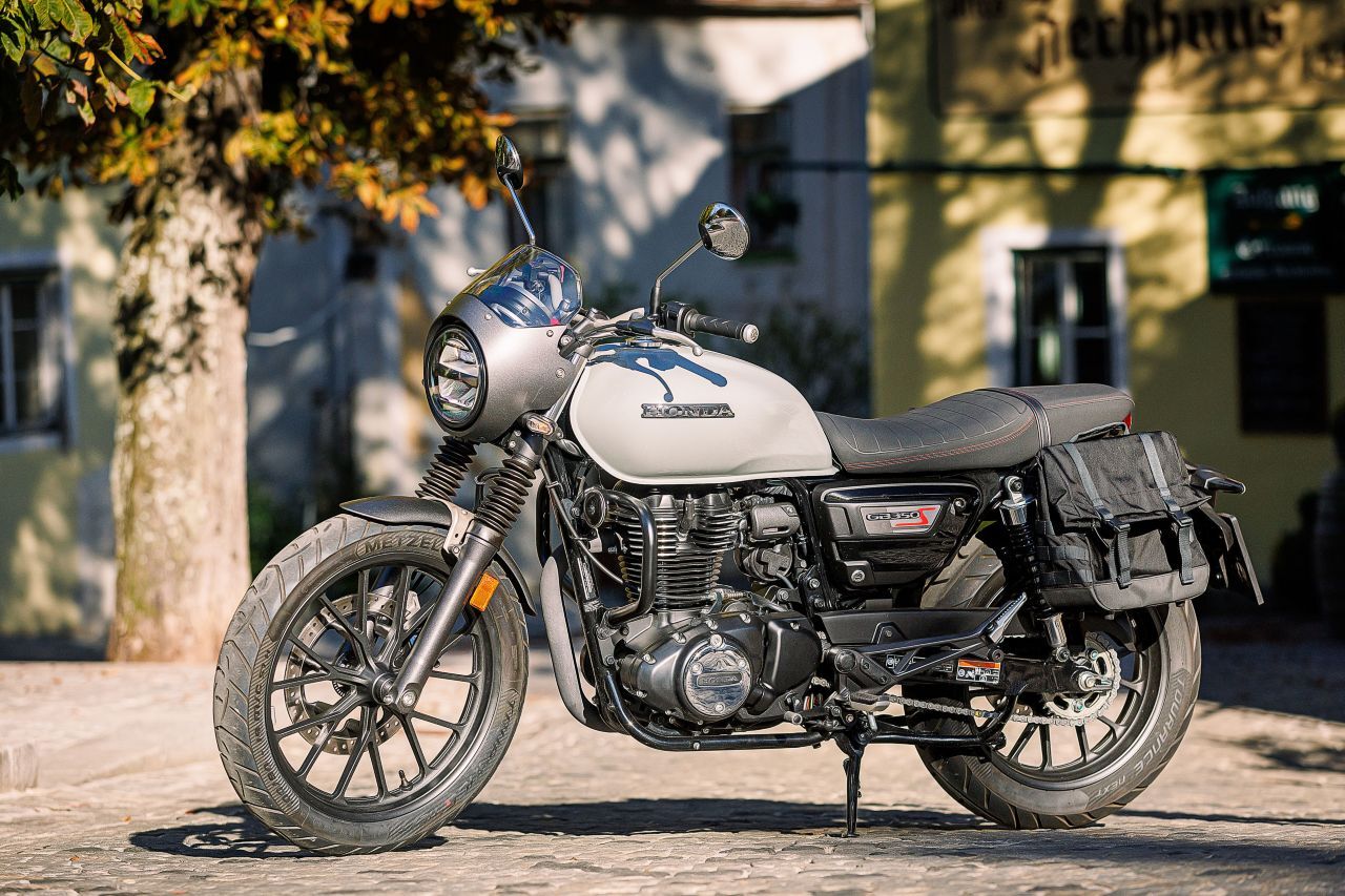 Die GB350S sieht aus wie ein klassisches Motorrad aus den Siebzigerjahren, kompakt in den Abmessungen und wohlproportioniert.