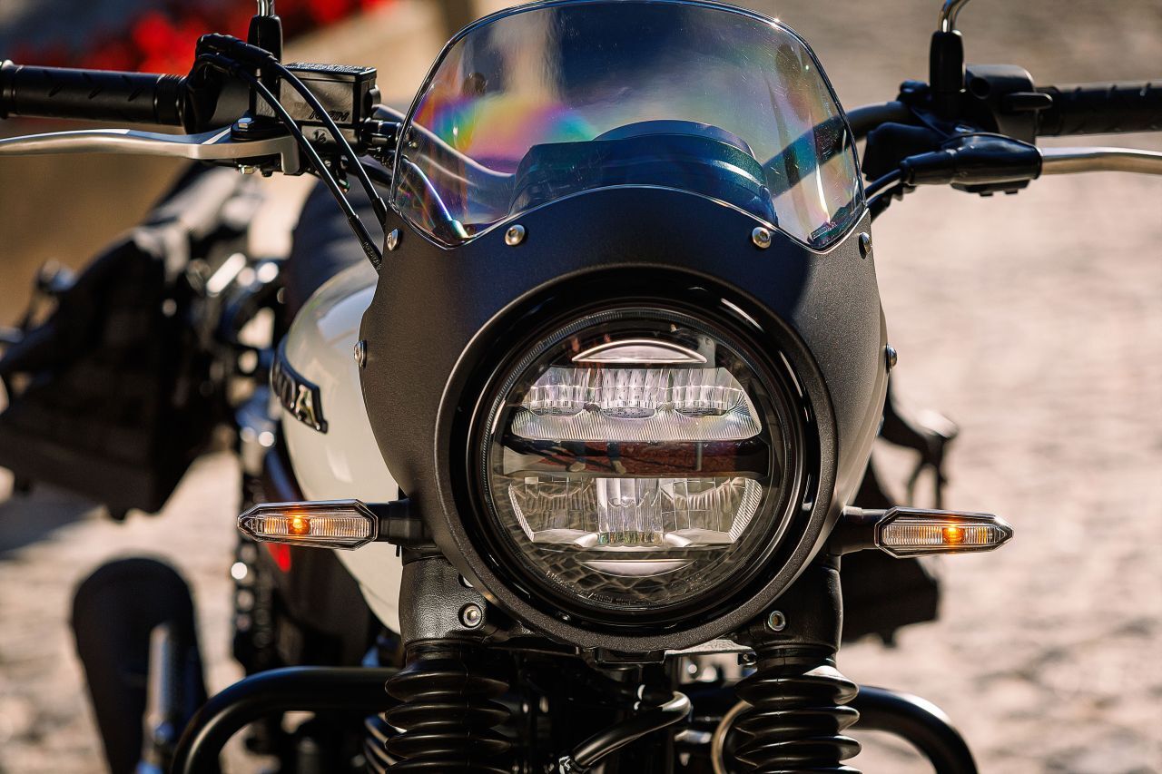 Der Rundscheinwerfer und die Blinker arbeiten mit LEDs.
