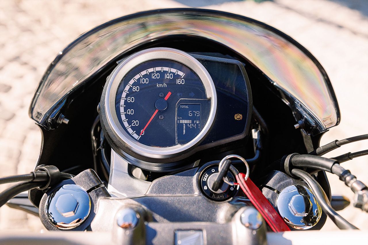 Klassischer Rundtacho für die Fahrgeschwindigkeit mit integriertem Display, auf dem eingelegter Gang, Verbrauch und Restreichweite angezeigt werden.
