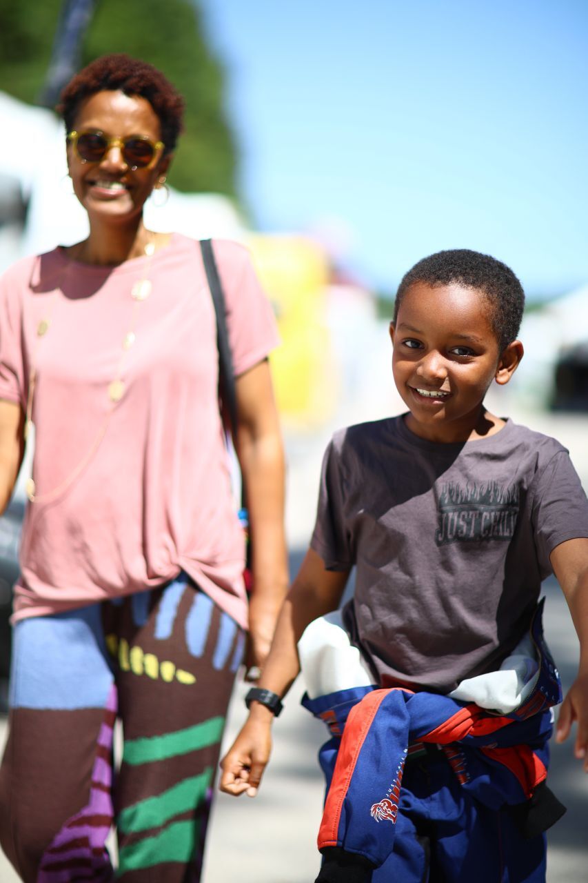 Bwana mit seiner Mutter, die beste Freundin und größte Förderin zugleich ist – und als 