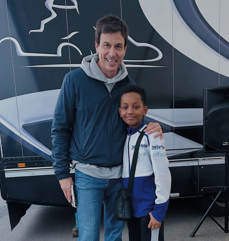 Toto Wolff, dessen Sohn Jack ebenfalls in der Kartszene unterwegs ist und der durch Lewis Hamilton ein großer Mentor von mehr Diversität in der Formel 1 ist, war zumindest schon mal für ein Selfie mit Bwana bereit.