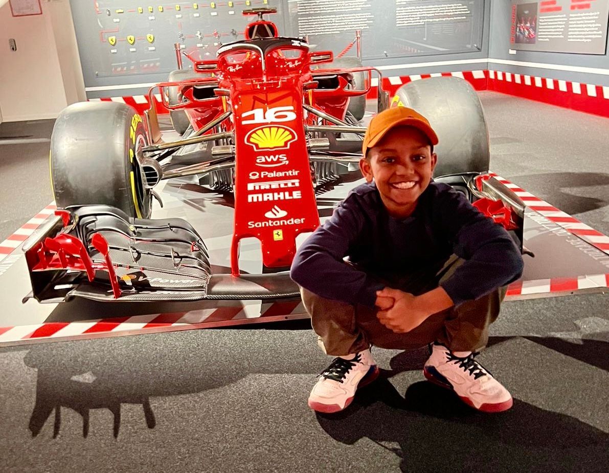 Der große Traum von der Formel 1: Noch posiert Bwana vor dem Ferrari von Charles Leclerc. Wird er eines Tages gegen das eine oder andere seiner heutigen Idole noch fahren? Oben im Bild mit Kimi Antonelli.