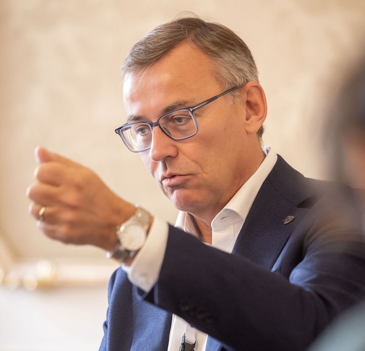 Peugeot-CEO Alain Favey: „Ein europäischer Hersteller muss Innovation bringen. Wir werden in Kürze ein neues Concept Car mit Steer-by-Wire-Technologie …