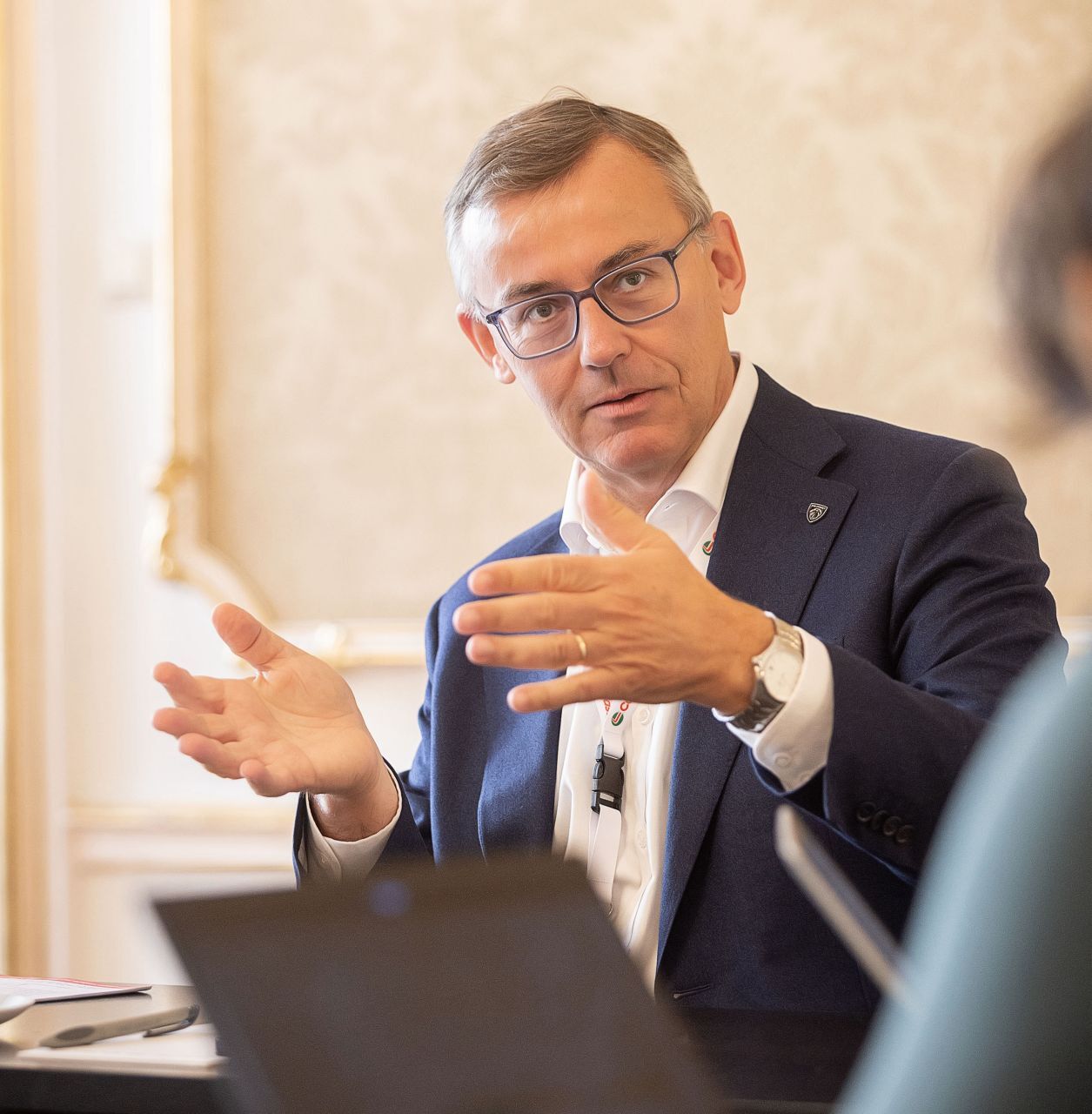 „Wir sind eine Marke, die seit 1889 Autos verkauft. Aktuell gibt es neue Wettbewerber, aber das gab es immer. Das ist gut, es fördert die Innovationskraft.”