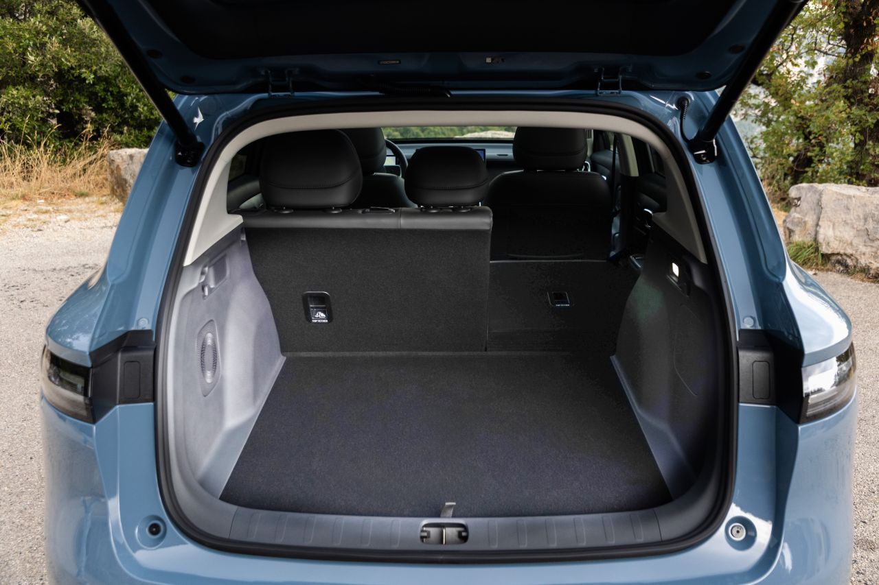 Kofferraum: Bei aufgestellter Sitzkonfiguration fasst er ein Volumen von 420 Liter, bei umgeklappten Rücksitzen bis zu 1.300 Liter.