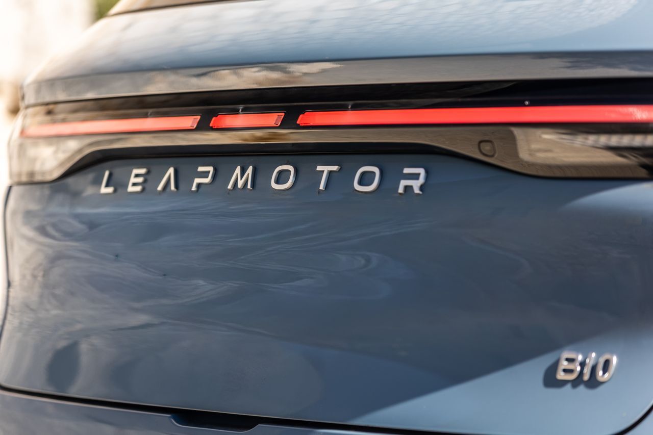 Heck: Waagrechtes Leuchtband und der Markenname in großen Buchstaben.