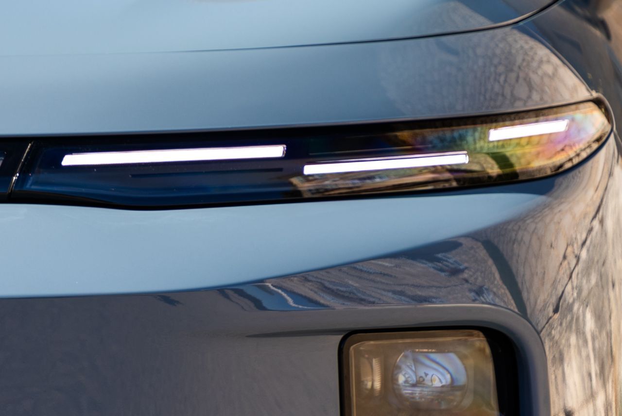 Front: Drei Tagfahrlicht-LED-Striche auf zwei Ebenen.