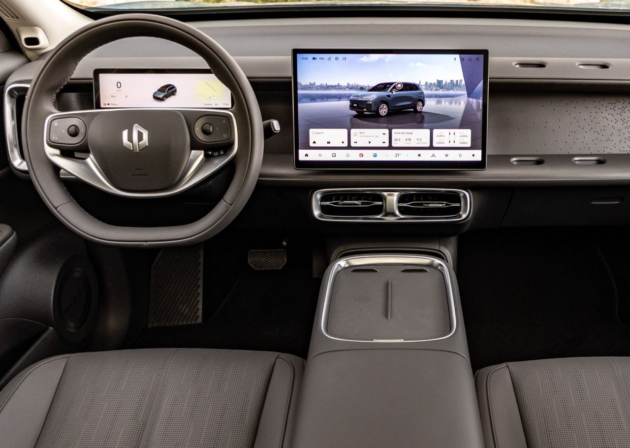 Das Cockpit ist sehr clean gezeichnet, durch das Lenkrad blickt man auf einen kleinen Bildschirm, der die wichtigsten Parameter zeigt …