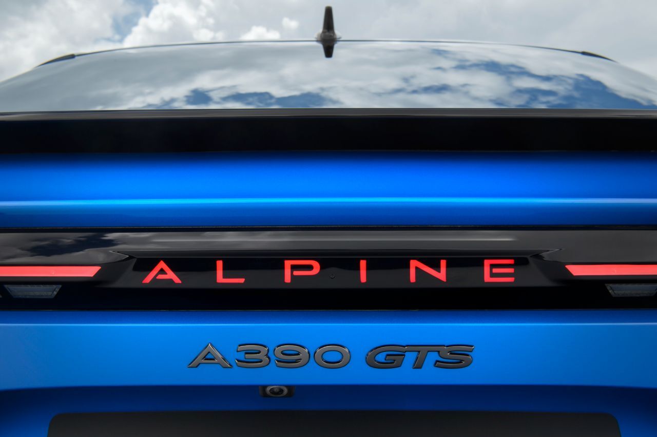 Beleuchteter Markenname und ein kleiner Gruß an Porsche.