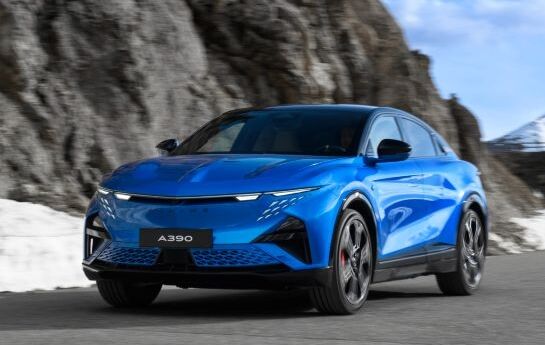 Die Sportwagen-Schmiede Alpine bringt ein tiefgelegtes SUV mit fast 1.700 Litern Kofferraumvolumen. - Ein Cockpit für Papa