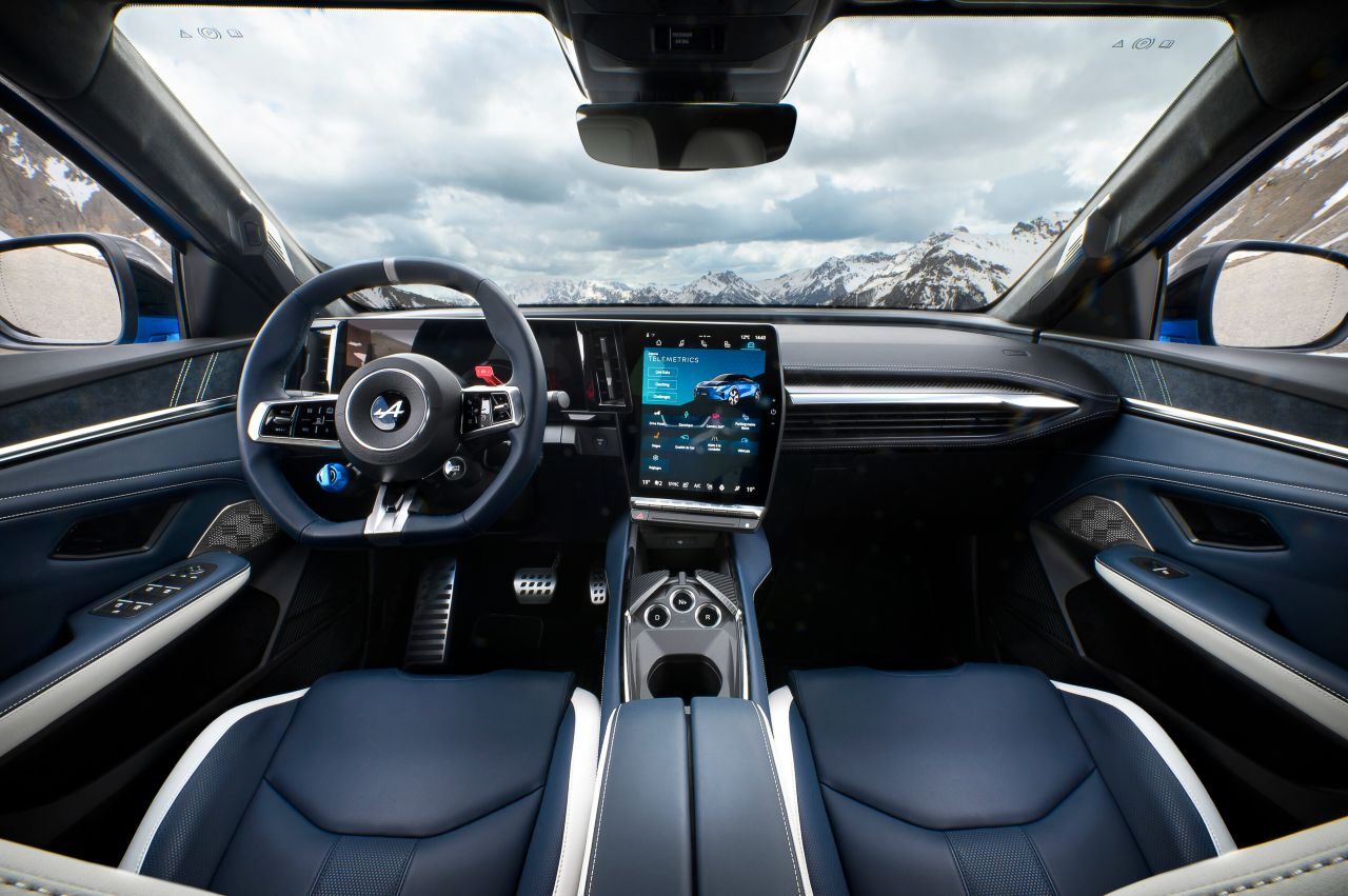 Fahrer-konzentriertes Layout, großzügiges Raumgefühl, kühle Sportwagen-Atmosphäre.