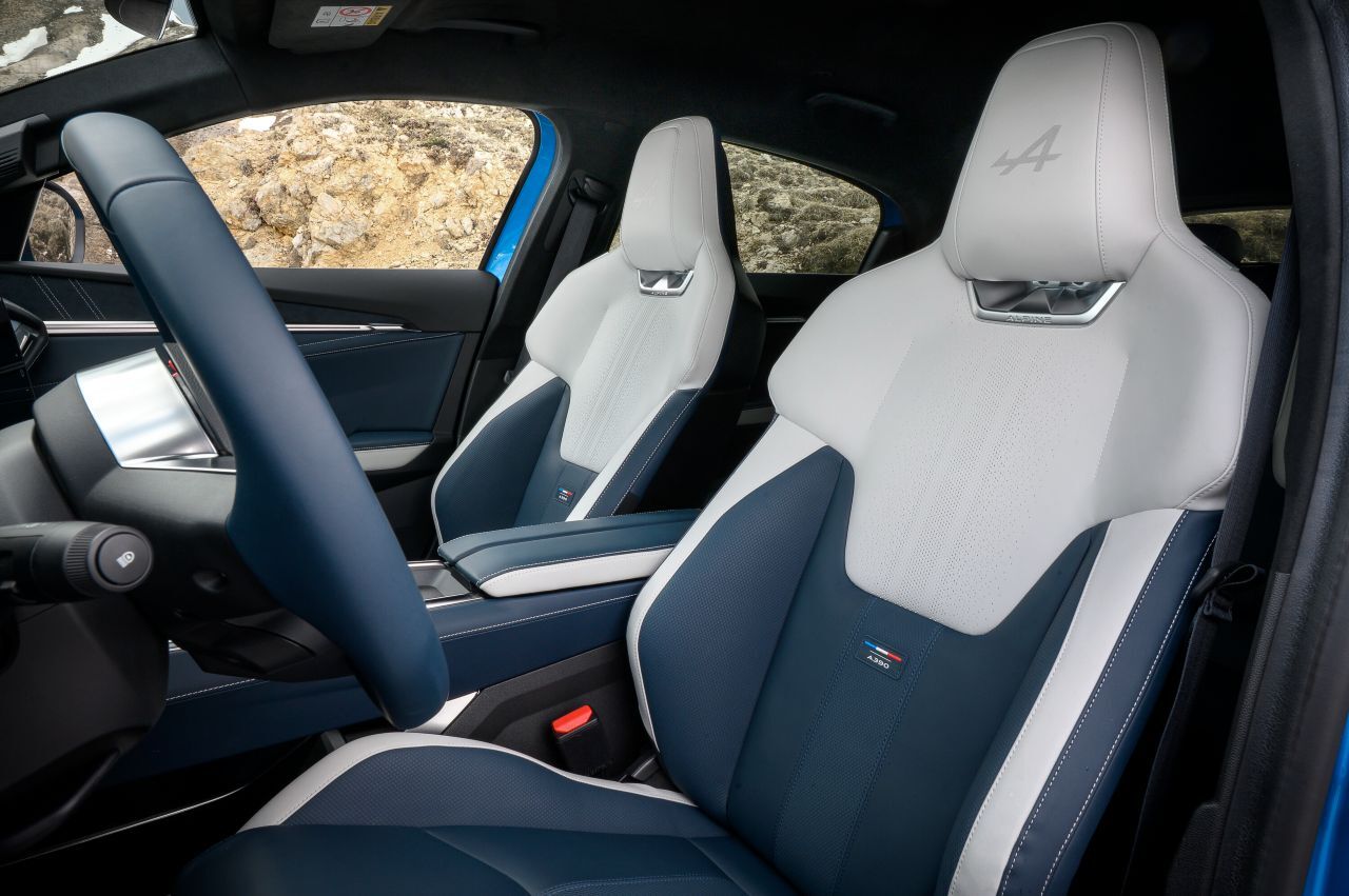 Blick- und Körper-Fang: Sportsitze mit integrierten Nackenstützen sind im A390 se-rienmäßig montiert. Die Bicolor-Ausführung steht ihm ausgezeichnet.