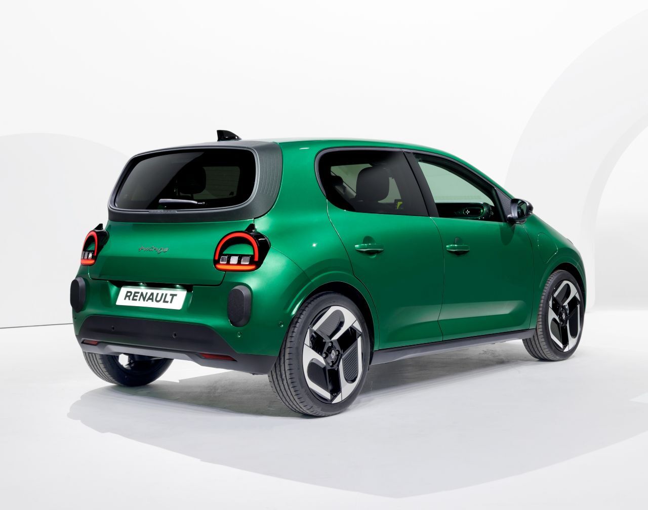 Die gestreckte Seitenscheibe und das Heck sind typische Twingo-Merkmale, die im neuen Modell wiederkehren. Auch nach hinten schauen jetzt Froschaugen.