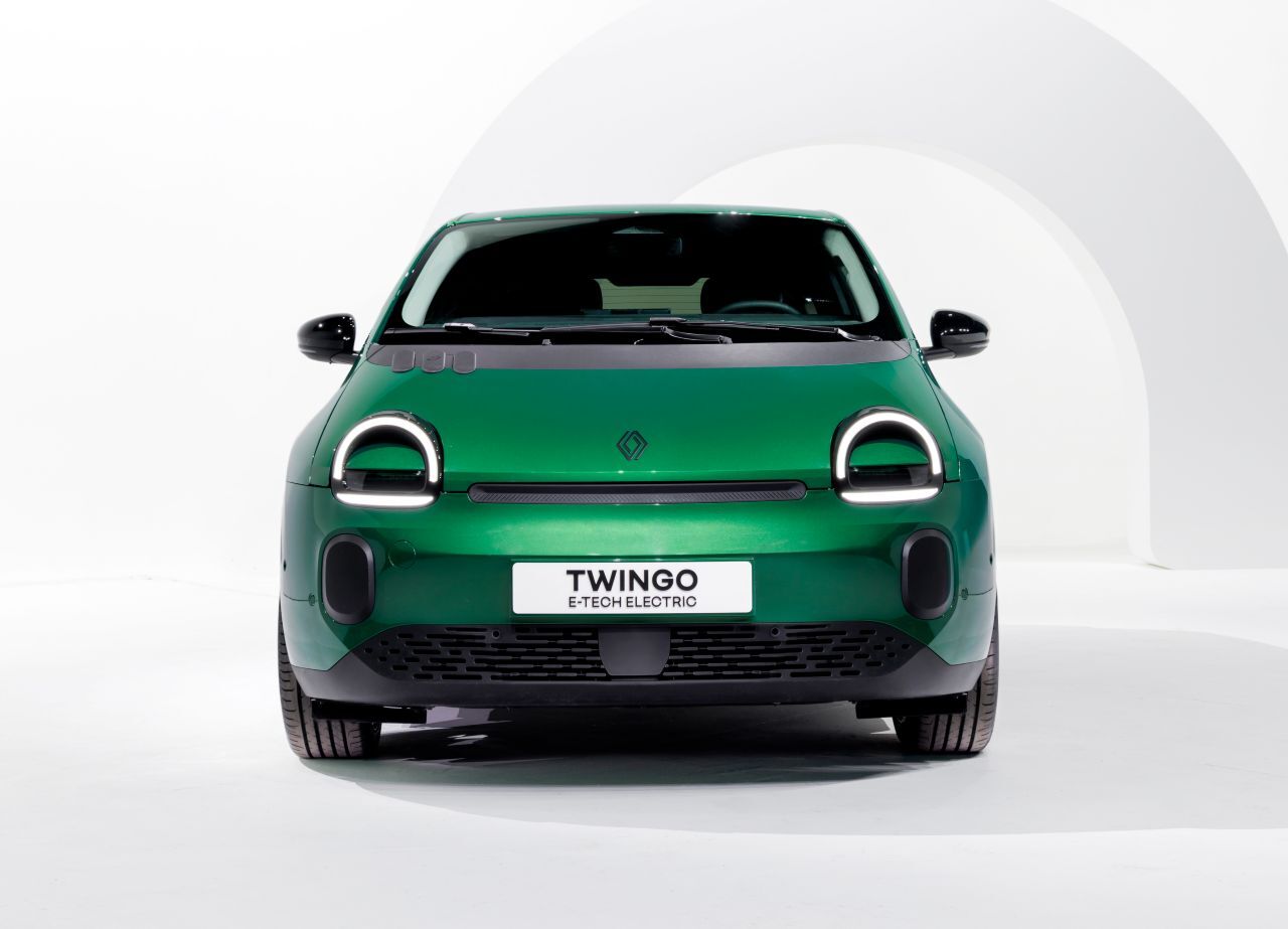 Die Sympathie ist sofort wieder da, wenn der neue Twingo mit freundlichen Froschaugen in die Großstadtwelt schaut.