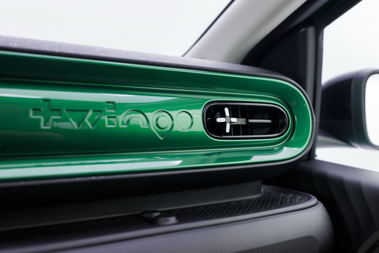 Metall-Intarsien am Armaturenbrett greifen die Außenlackierungen auf.