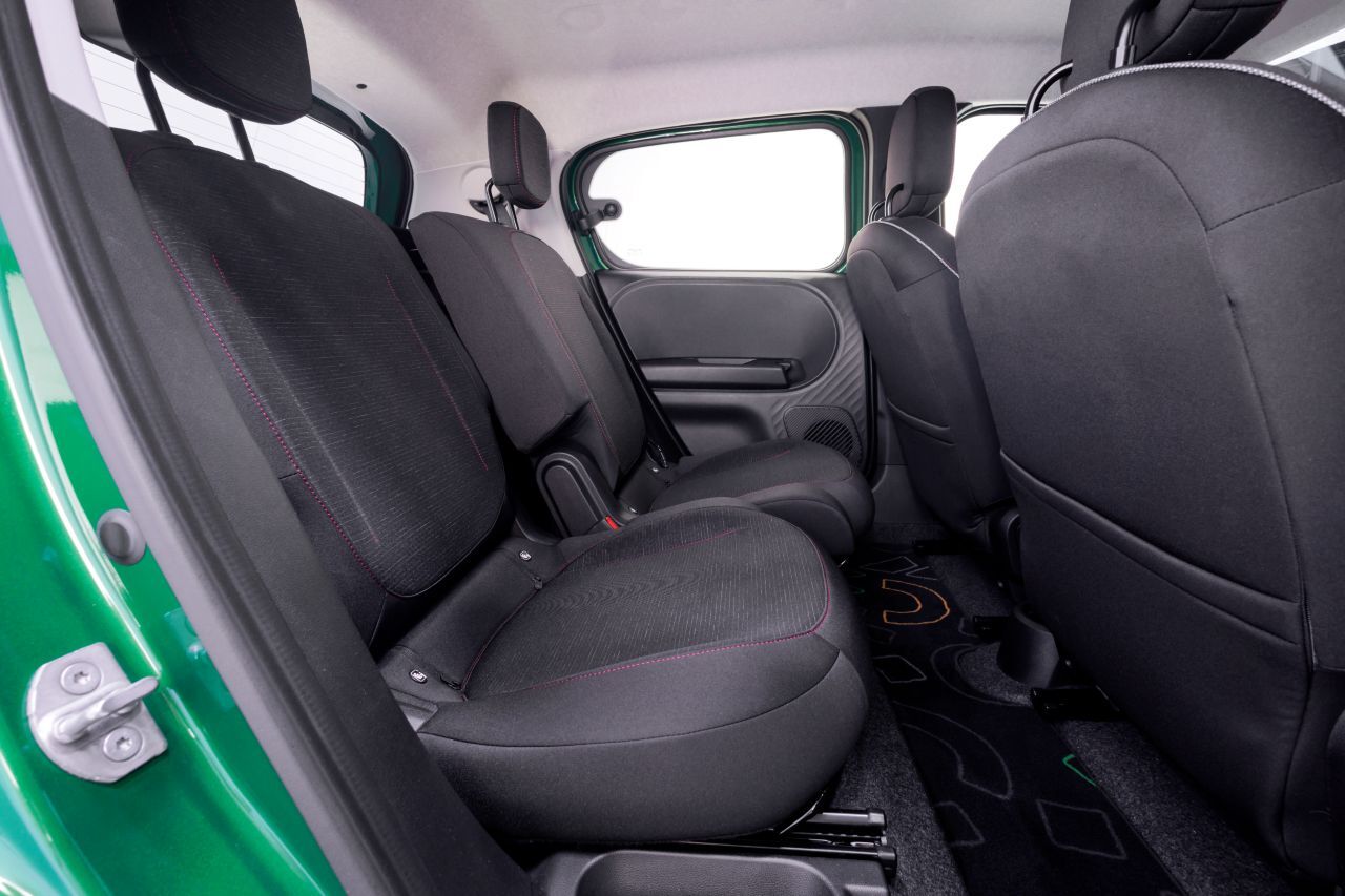 Durch die 16 Zentimeter verschiebbare Rückbank gibt es Beinfreiheit, die den Namen verdient, und bis zu 360 Liter Basis-Kofferraumvolumen.