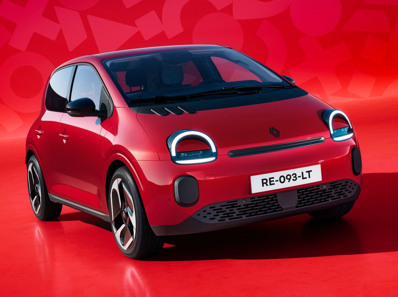 … und das Rot glänzt auffällig. Diese vier Farben sind aber nur der Anfang, limitierte Editionen laut Laurens van den Acker auch beim neuen Twingo wieder fix eingeplant: „Ikonische Autos wie der Twingo brauchen weniger ein Facelift, sondern Kollektionen, die das Modell frisch halten und immer wieder etwas Spezielles bieten“.