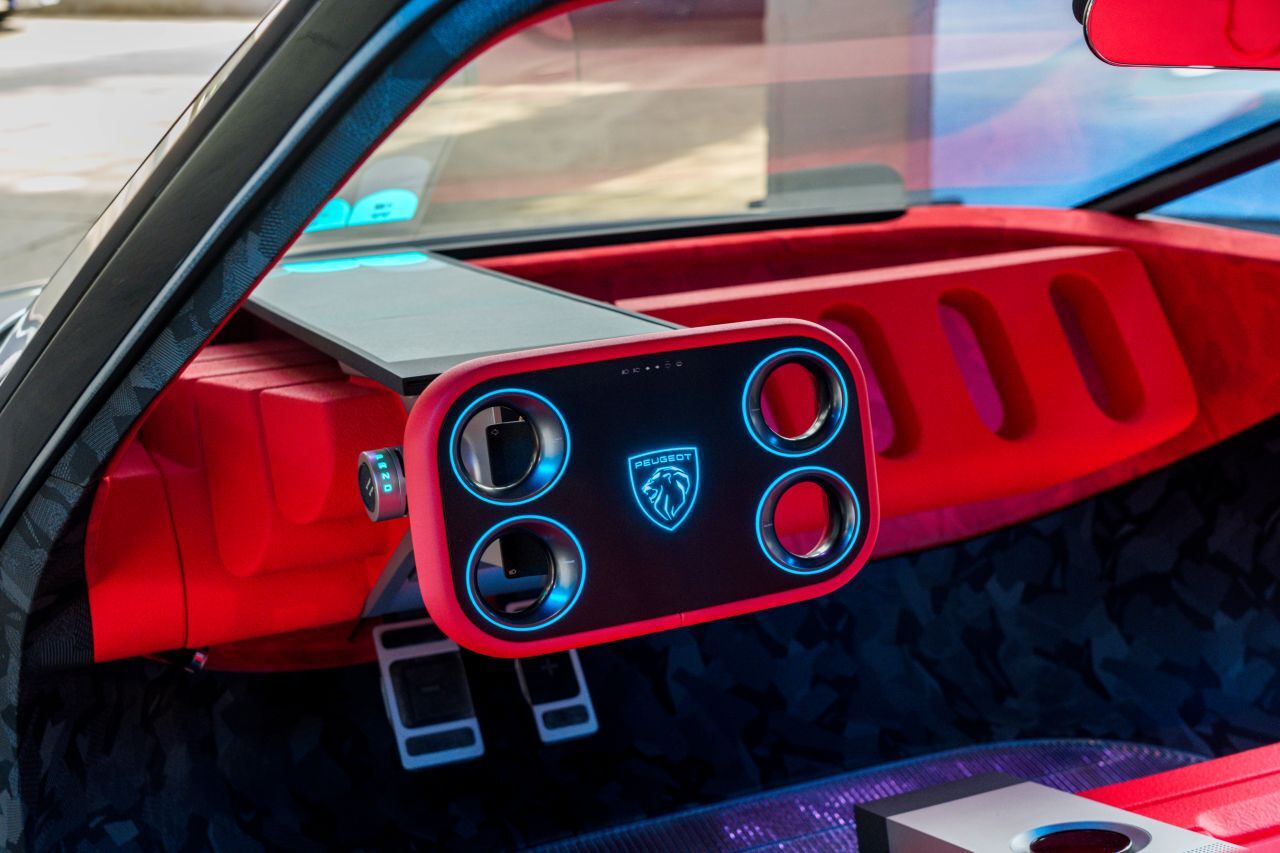 i-Cockpit der nächsten Generation: Der Polygon hat nur noch ein 31 Zoll großes Head-up-Display, es gibt keine Anzeigen am Armaturenbrett mehr.