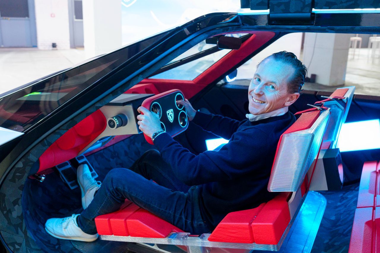 … Peugeot steigt nun als erster Großserienhersteller auf ein eckiges Lenkinstrument um. Nach dem Kurbeln kommt das hyperdirekte Lenken und wir …