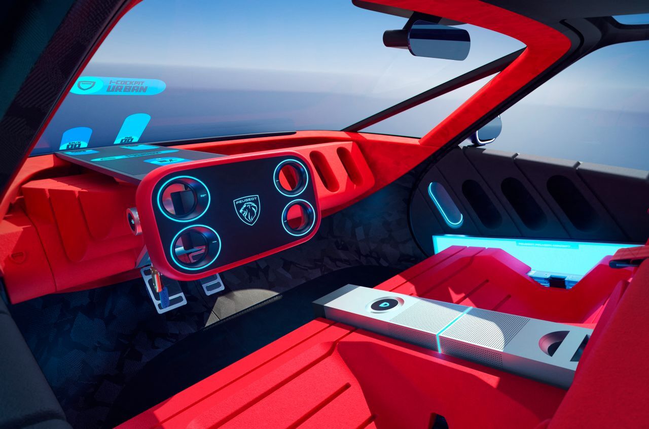 … mechanische Verbindung zwischen Lenkung und Rädern umsteigt. Das ermöglicht den Umstieg auf ein eckiges Lenktool wie das Peugeot Hypersquare.