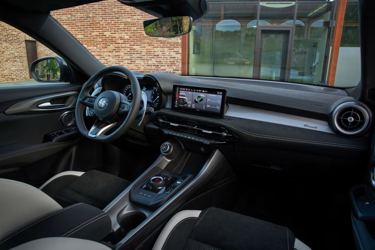 Seit den 1970er ist Alcantara in Premiumautos zu finden: Innenraum des Alfa Tonale mit schwarzem Alcantara auf Armaturenbrett, Armablagen und Sitzen.