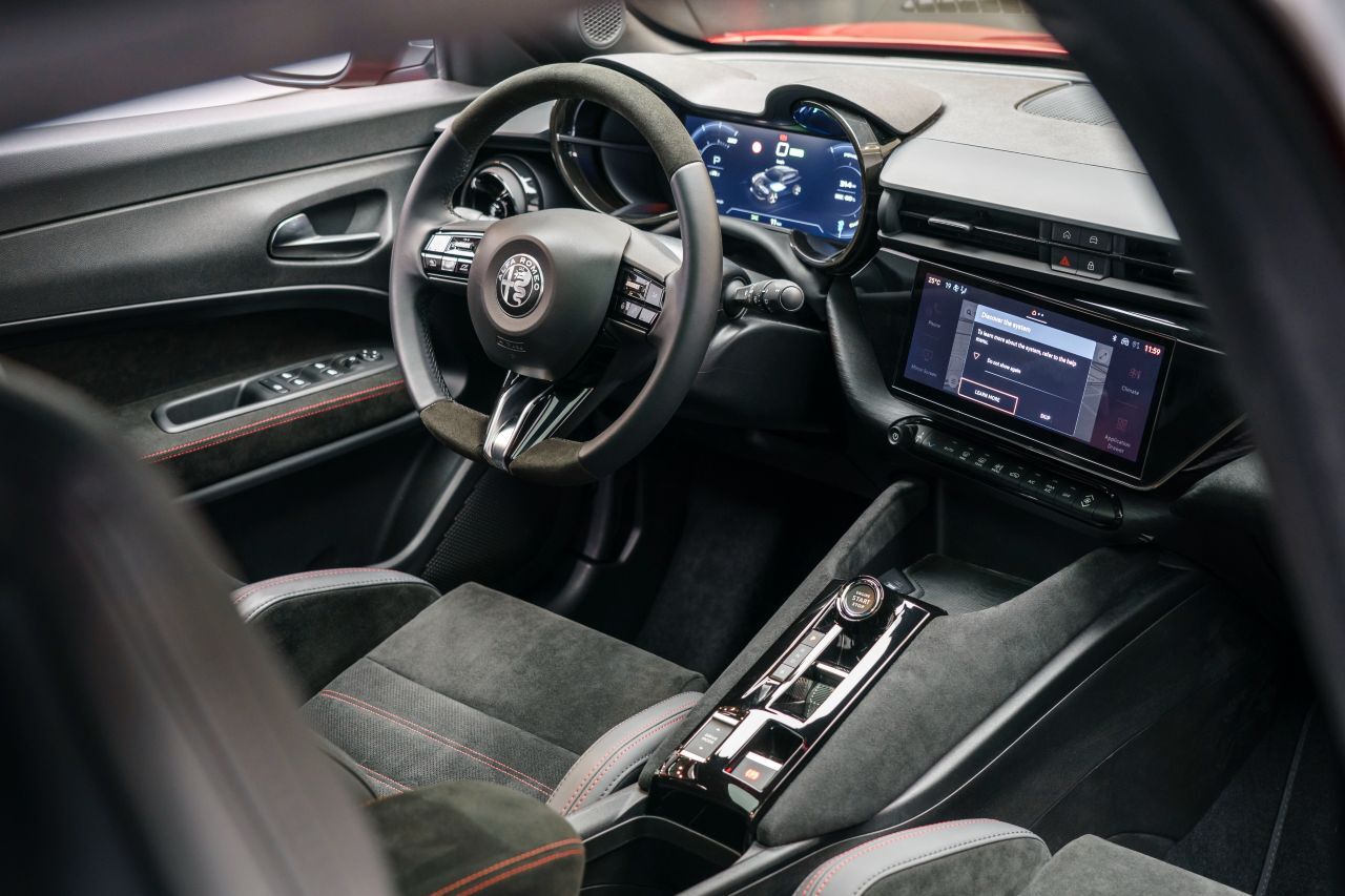 Viel Alcantara im Alfa Romeo Junior. Pier Alberto Sasso: „Dass Alcantara so weich und widerstandsfähig zugleich sein kann, liegt an den ultrafeinen Fasern.