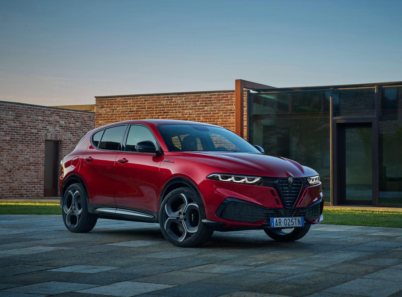 Tonale-Fazit von Motorprofis-Tester Peter Pisecker: „Ein für Familien ausreichend geräumiges SUV mit ansprechendem Auftritt und italienischem Flair. Außen wie innen wird gekonnt mit Designelementen aus der reichen Historie von Alfa Romeo gespielt. Sportlichkeit stellt sich nicht so ein wie bei anderen Modellen der Marke. Für Italophile und alle, die sich mit dem außergewöhnlichen Front- und Heckdesign von der SUV-Masse abheben wollen, ist der Tonale aber mit Sicherheit eine gute Wahl.