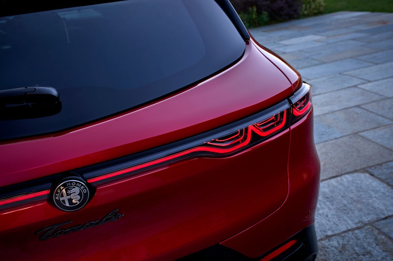 Das Markenlogo ist nicht mehr farbig, sondern Silber-Schwarz.