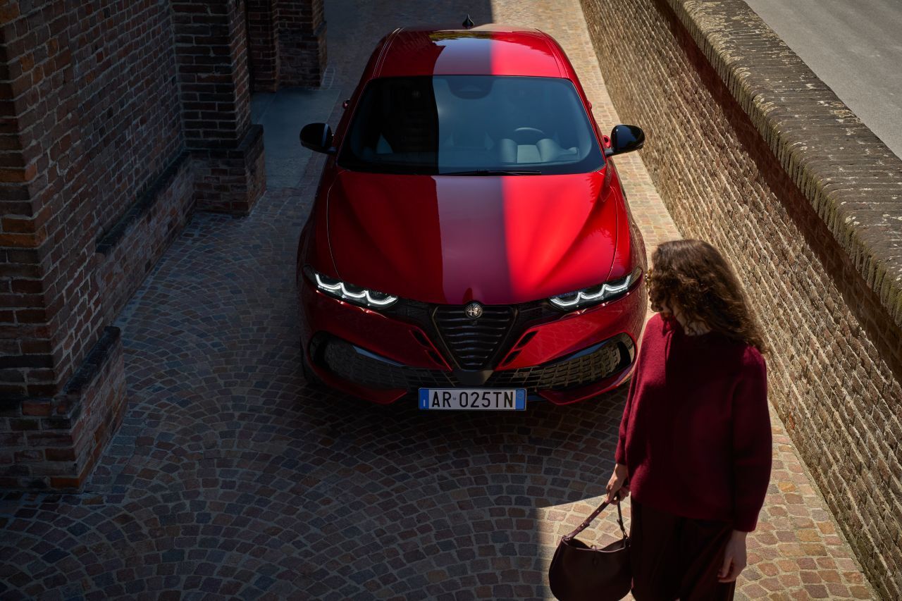 Designchef Alejandro Mesonaro betont, dass er sich beim 2025er-Facelift des Tonale vom Supersportwagen Alfa 33 Stradale inspirieren ließ.