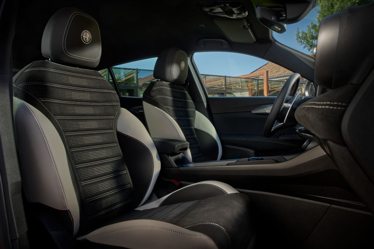 Flauschig: In dieser Ausführung sind neben den Sitzen auch Teile der Armaturentafel und der Türverkleidungen mit weichem Alcantara bezogen.