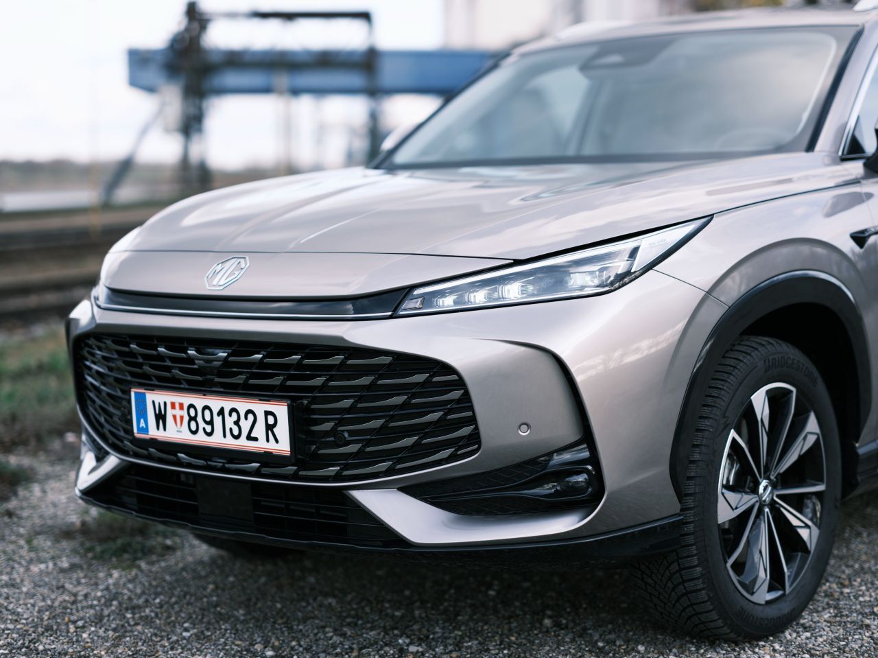 Fazit von Motorprofis-Tester Stefan Pabeschitz zum MG HS Hybrid+: „Eine Kampfsage Richtung VW Tiguan & Co, die zwar im Laufe des nächsten Jahres ebenfalls erstmals mit einer Vollhybrid-Lösung vorfahren dürften, preislich mit dem MG-Level aber kaum mithalten werden können. Auch innerhalb der hauseigenen Palette erfüllt der HS Hybrid+ seine Aufgabe als kostengünstigere Alternative zum Plug-in-Hybrid-Modell mit ansprechend geringem Verbrauch und damit niedrigen Unterhaltskosten.