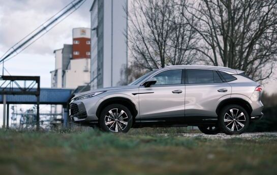 MG HS mit selbstladendem Vollhybrid im Test: Bei Verbrauch und Preis setzt das SUV attraktive Maßstäbe. - Antrieb mit Plus